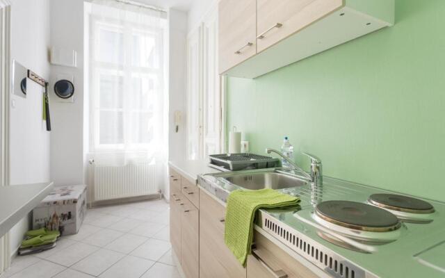 Belvedere Palace Green Heart Studio