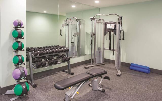 La Quinta Inn & Suites Far Rockaway - JFK Airport