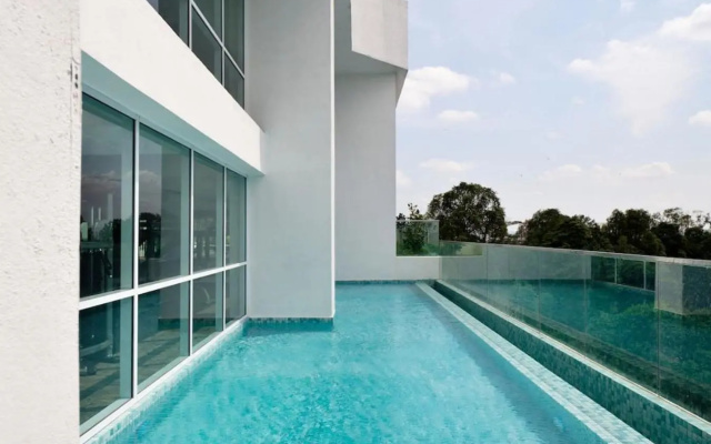 Hostahome at Paragon Suites with Private Jacuzzi – Pool – Johor Bahru
