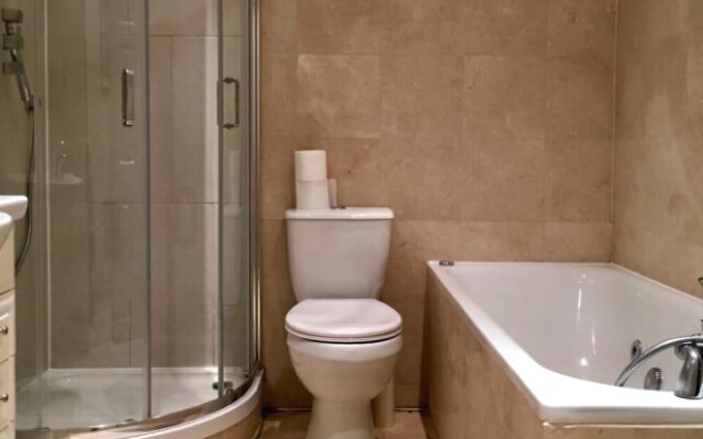 2 Bedroom Apartment Earl's Court