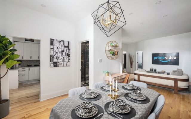 Downtown Luxe - Parking, Metro, King Bed, Sleeps 6