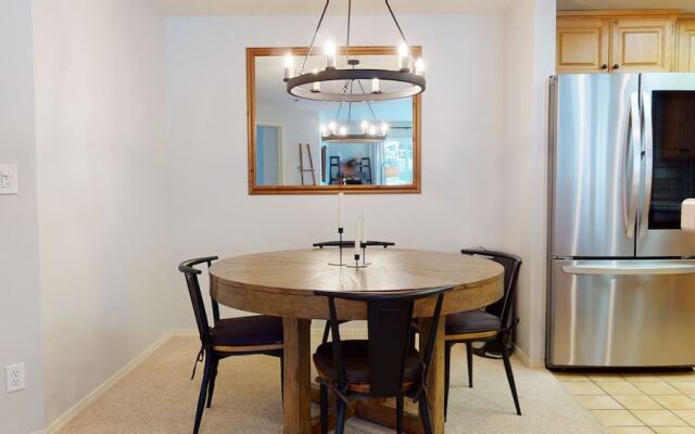 Silver Bear 21 Updated, Light and Bright, Walk to Canyon Lodge and Gondola by RedAwning