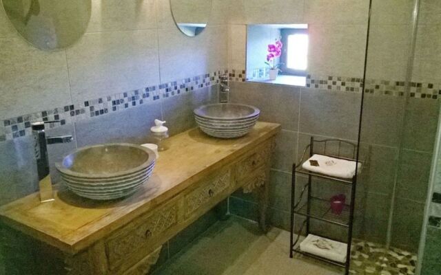 Le Mas des 5 Fontaines. Chambres d'hôtes