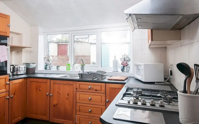 Spacious Victorian 4 bed house near Heath Hospital