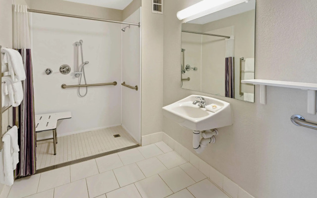 Travelodge by Wyndham Phoenix North