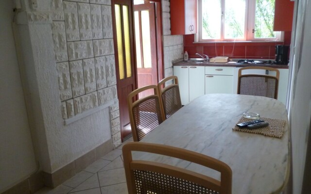 Apartment Tinka-with Beautiful Garden Area