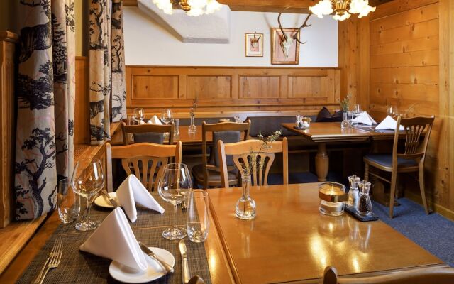 Hirschen Guesthouse - Village Hotel