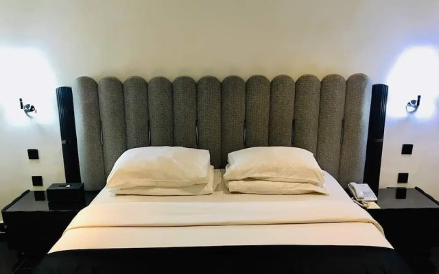 T E L E By Summerset Continental Hotel