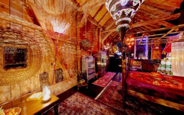 Bijou Hotel / Love and Romance