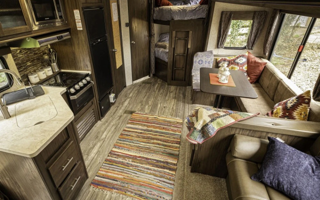 American Luxury Caravan - Secure Parking Llandeilo