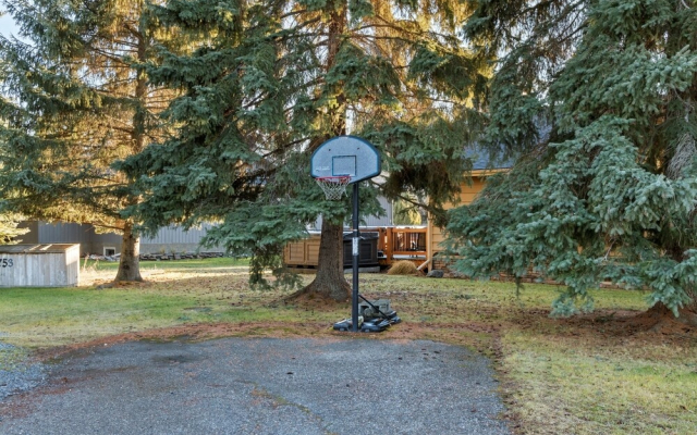 SPACIOUS 3,000 sq2 Luxury Home | PRIVATE Pool & Hot Tub | STEPS to Kinsmen Beach