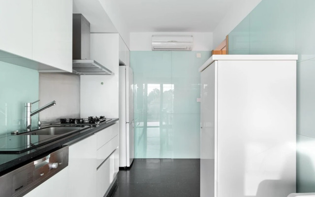 ALTIDO Superb Apt w/Terrace Pool & Spa in Cascais