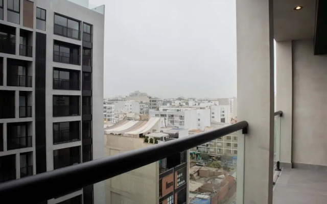 Majestic 1BR With Balcony in Miraflores