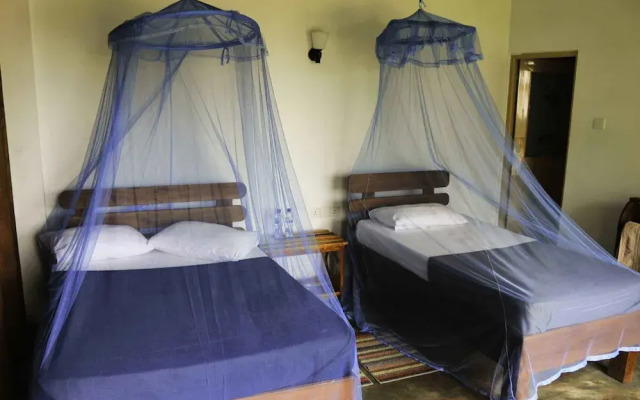 Yoho Okan Rock Wooden Cabana