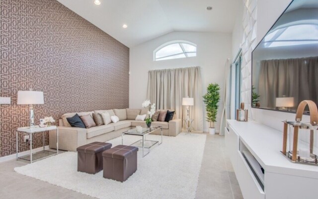 4-bedroom House w/ Private Pool - Lovely Location Home