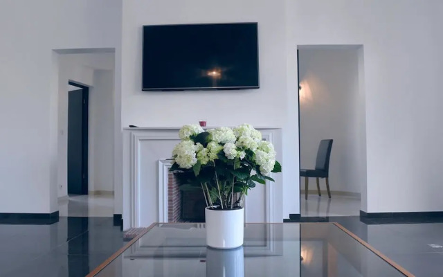 Pelicanstay at Avenue George V Paris