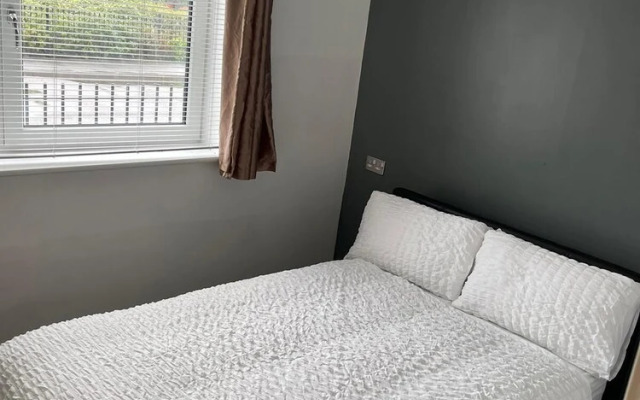 Remarkable 2-bed Apartment in Wolverhampton