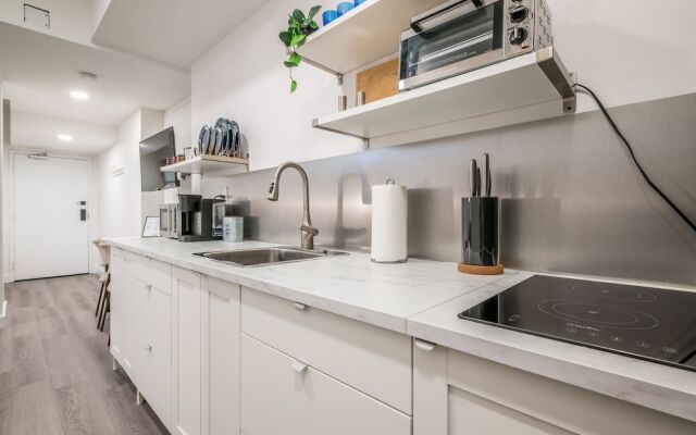 Spacious Newly Renovated 1 Bedroom Suite