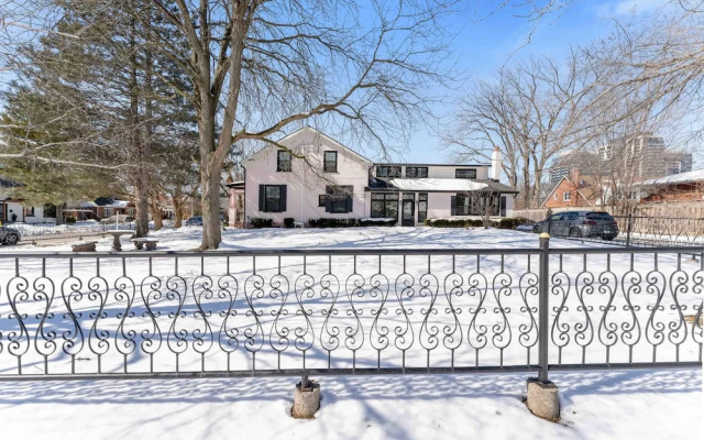 Private Studio Apartment in Burlington - U5