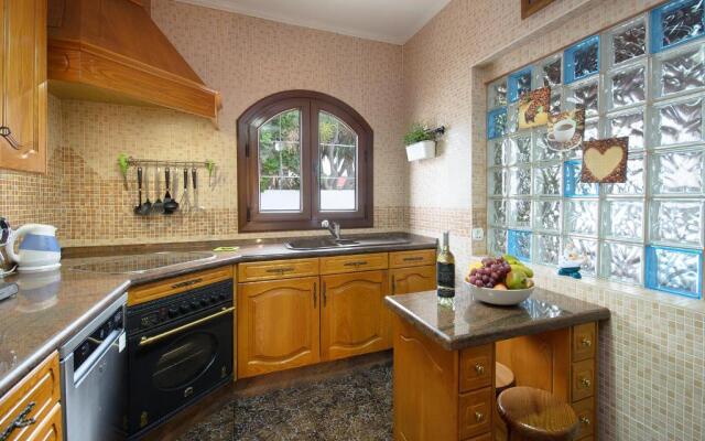 Hearth away from house. BREIA