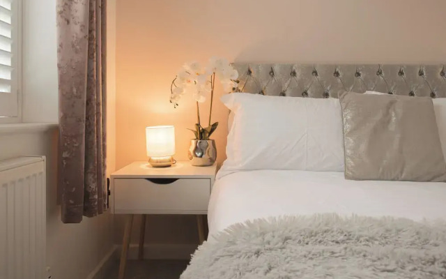 Stunning 2 BD with Patio & Free Parking