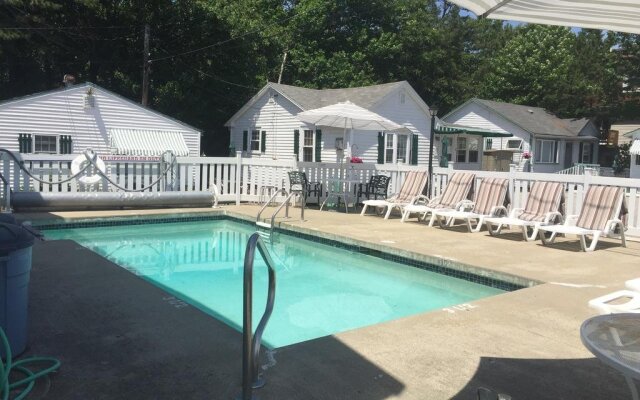 Crosswinds Motel & Cottages