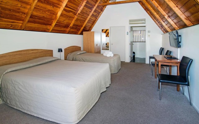 Mountain Chalets Motel