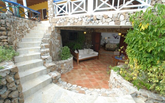 "the Carib House 5 Bedrooms And Pool Close To Beach"