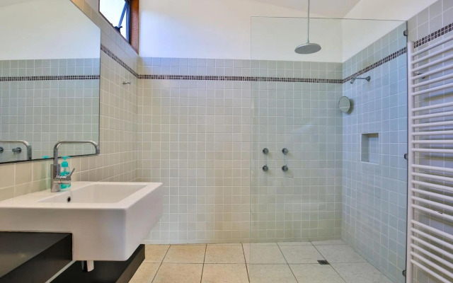 Illaroo I Absolute Waterfront with Spa