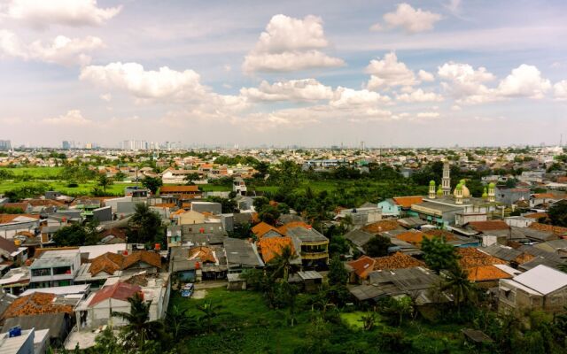 Homey And Cozy Living Studio Poris 88 Apartment