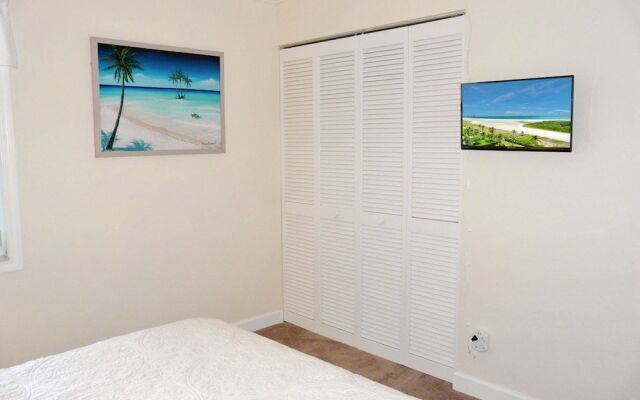 Bright Condo in Community With Pool/steps to Beach
