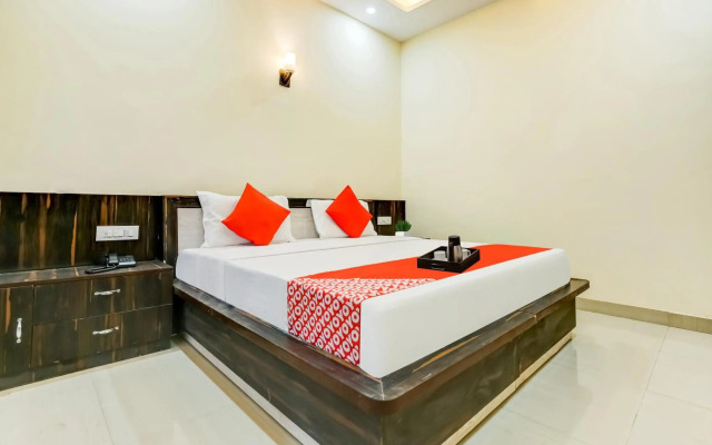 OYO Flagship 70098 Moon Trip