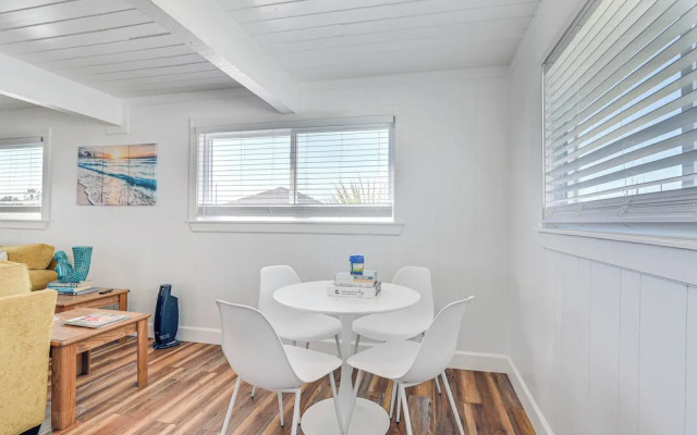 Pet-friendly Galveston Home: Walk to Beaches!