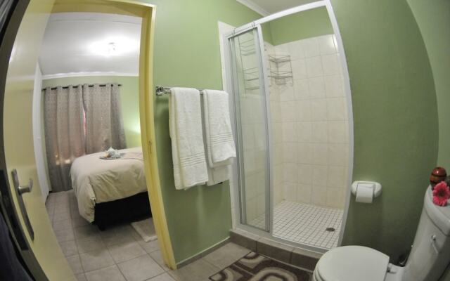 Summer Garden Guest House (Garden Shed)