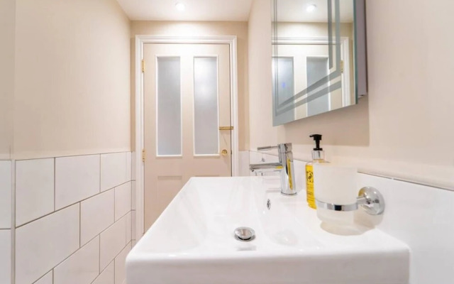 Stylish 3 Bedroom Maisonette