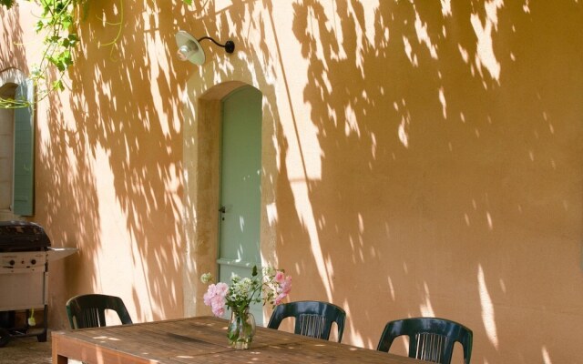 Quaint Holiday Home in Rustrel With Swimming Pool