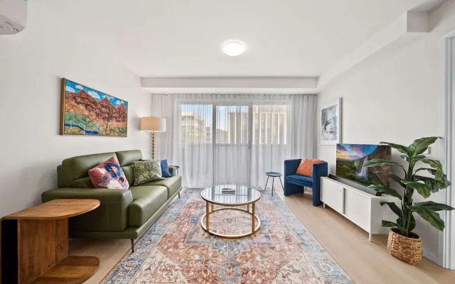 Braddon Retreat: Spacious 1-bed With Parking