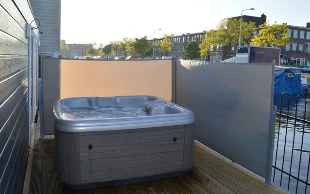 Beautiful Houseboat With Terrace, Jacuzzi