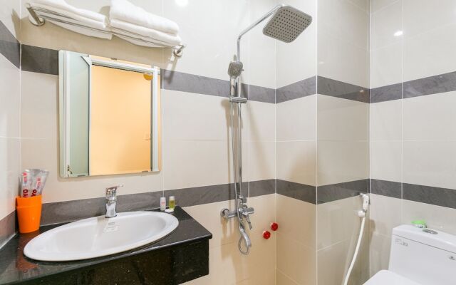 OYO 365 Rose Hotel