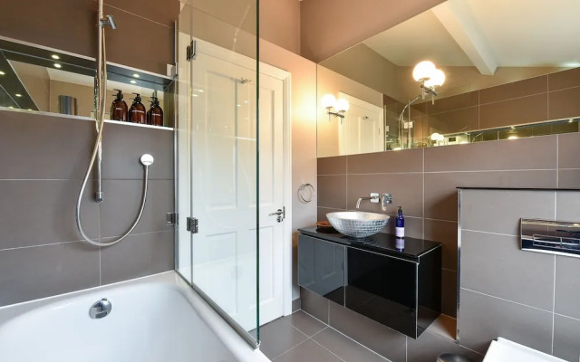 Woodbridge House Apartment