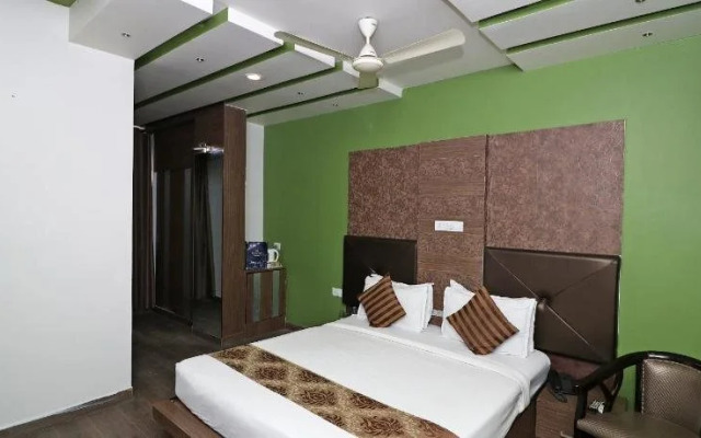 OYO 14422 Hotel Cosmos