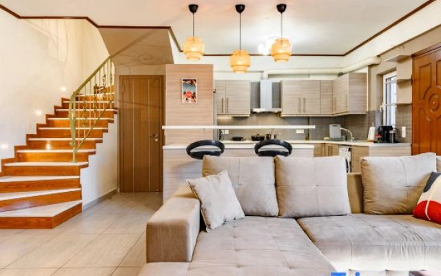 Lovehome-4BD Villa with views-15´~airport, 10´~MEC AE, 2´~bus stop,10´~Suburban Railway