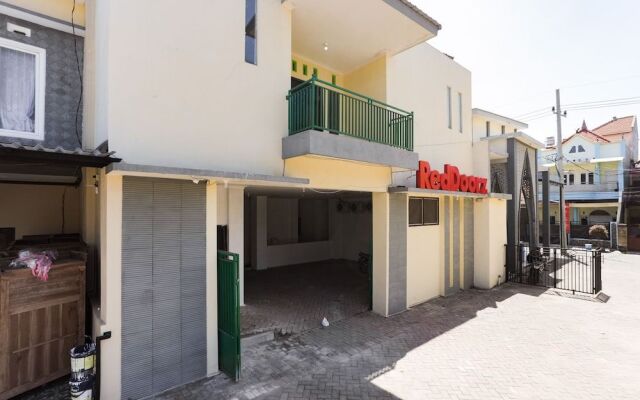 RedDoorz near Plaza Araya 2