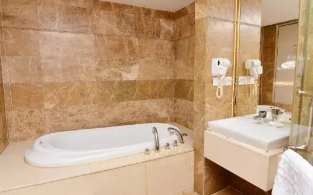 Huayun  Hotel (Heyuan Wanlongcheng Branch)