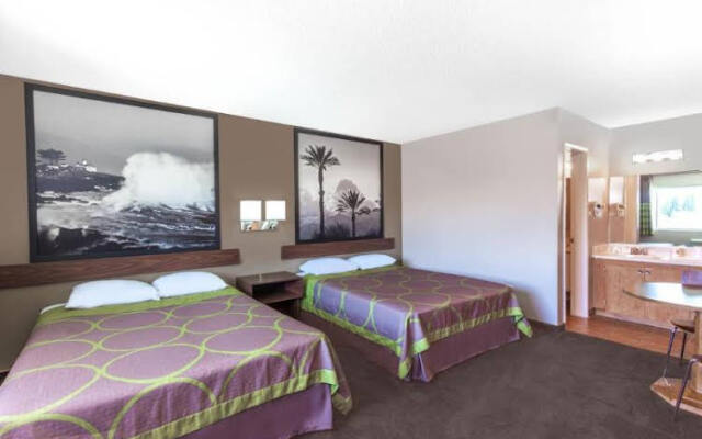 Super 8 Motel - Canoga Park