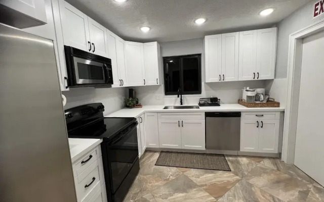 Stunning 3-bed House in Hollywood With hot tub
