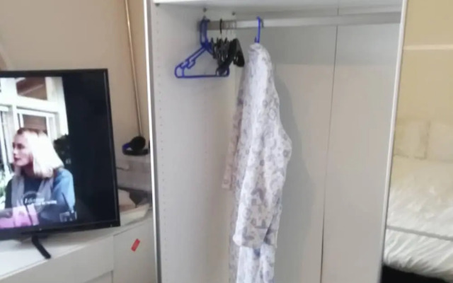 Room-charming Bradford Room to Rent With