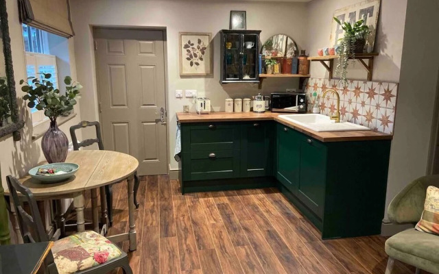 Stunning Private En-suite Studio in Cobham