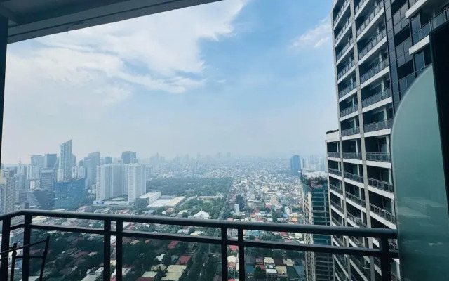 Gramercy 2 bedrooms w Balcony City View