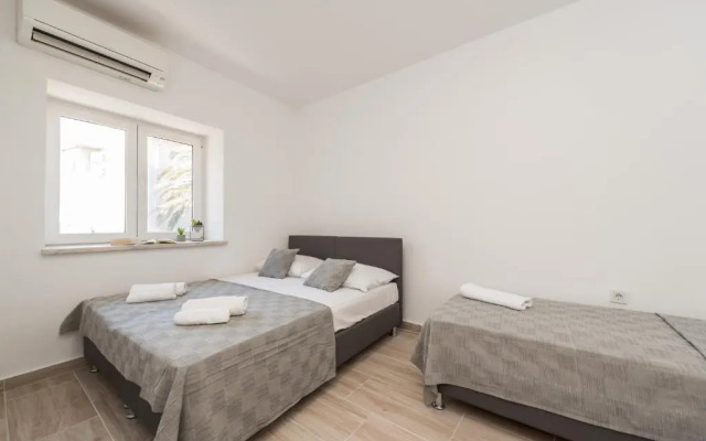 Balen city central house for 8